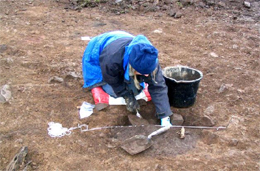 Fig. 20: Emptying am Iron Age pit, Howburn 2005.